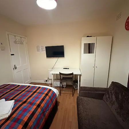 Beautiful Private Double In A Shared 3-bedroom Minutes Walk From Bethnal * London