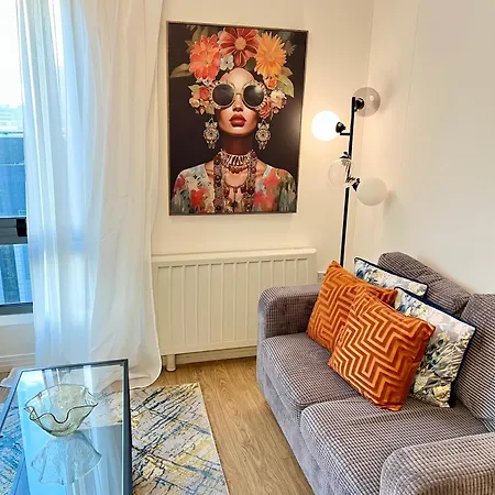 Spacious One Bedroom Flat Opposite Station Apartment *