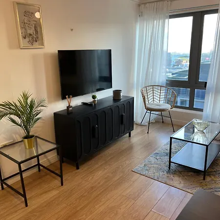 Apartment Spacious One Bedroom Flat Opposite Station London