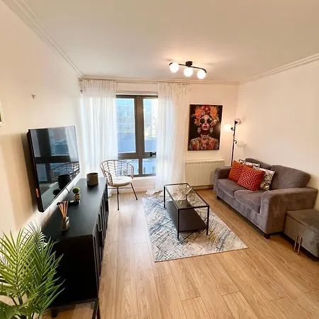 Apartment Spacious One Bedroom Flat Opposite Station