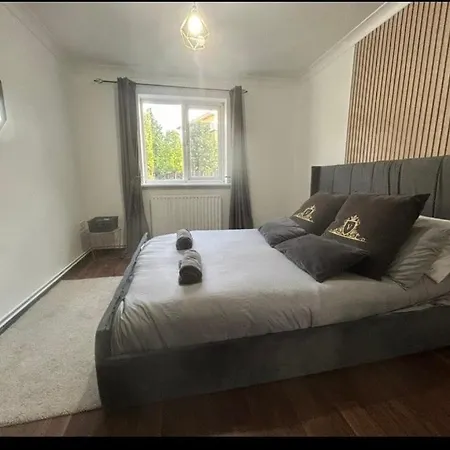 Cosy 2 Bed East Apartment *