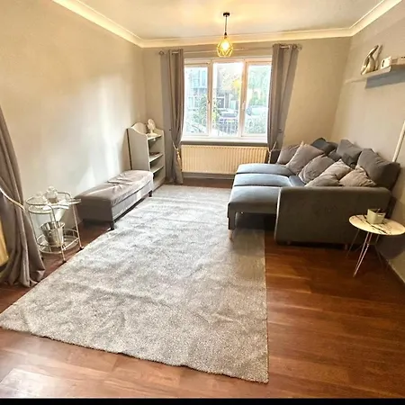 Cosy 2 Bed East Apartment