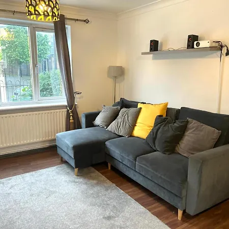 Cosy 2 Bed East Apartment
