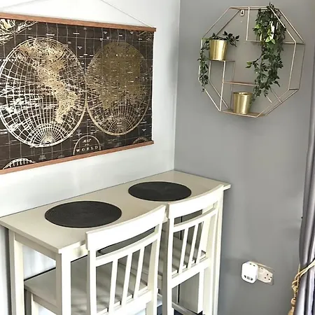 Cosy 2 Bed East Apartment London