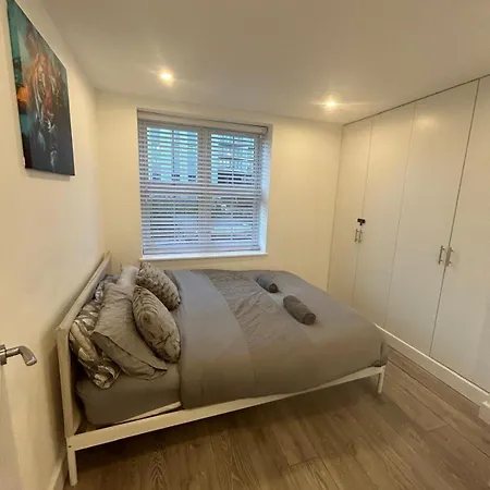London 1 Bed Location Apartment *