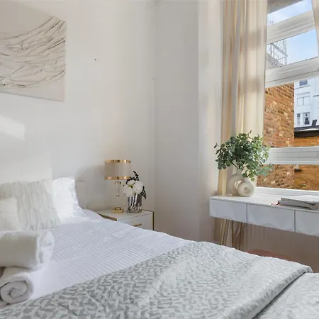 Chic In Hyde Park Apartment