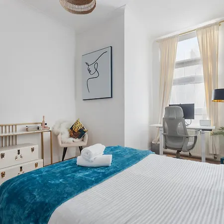 Chic In Hyde Park Apartment London