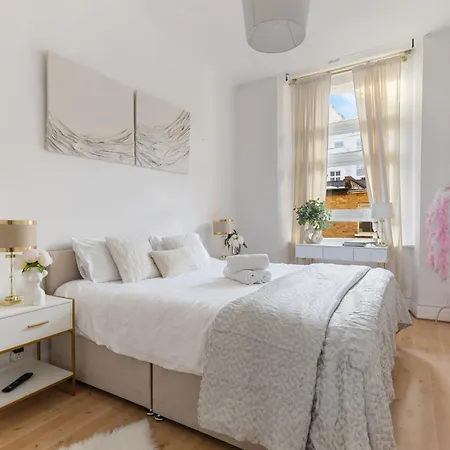 Chic In Hyde Park Apartment *