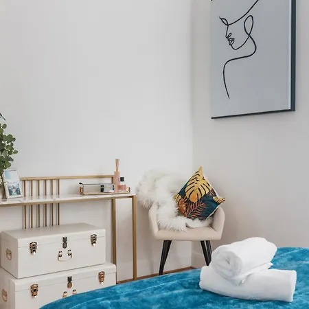 Chic In Hyde Park Apartment London