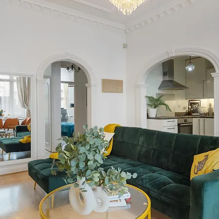 Chic In Hyde Park Apartment