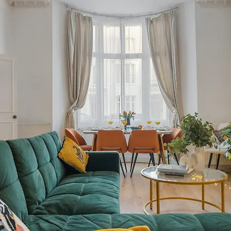 Chic In Hyde Park Apartment