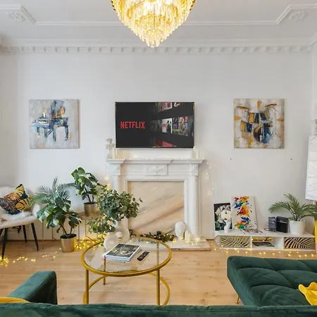 Chic In Hyde Park Apartment *