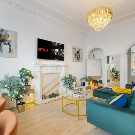 Chic In Hyde Park Apartment London
