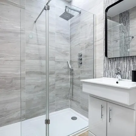 Charming Covent Garden, Air-con Sleeps 6 Apartment London