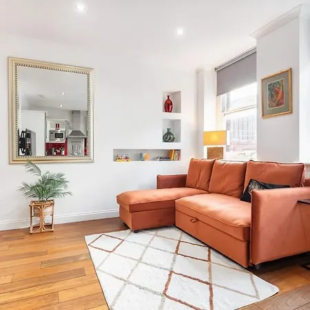 Charming Covent Garden, Air-con Sleeps 6 London