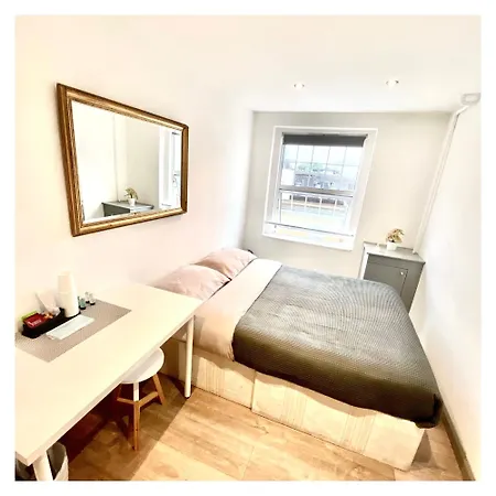 Apartment 4 Bedrooms Flat In London