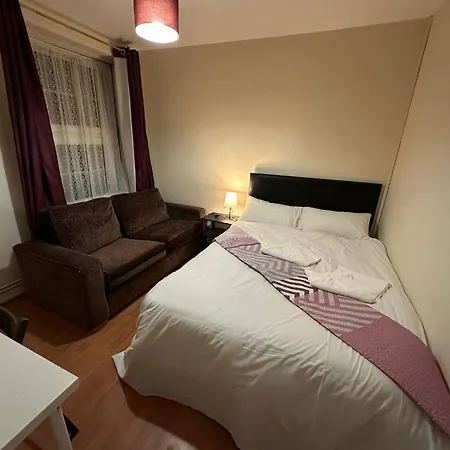 Beautiful Private Double In A Shared 3-bedroom Minutes Walk From Bethnal * London