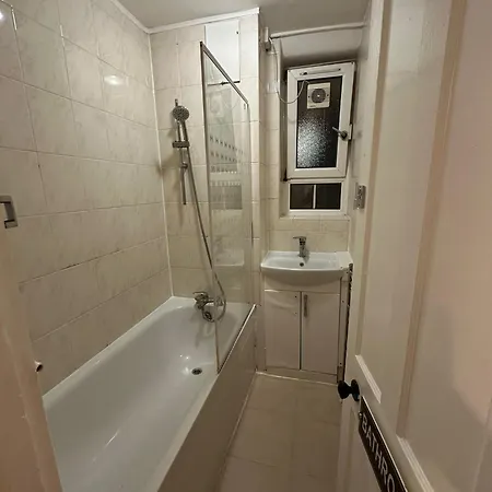 Beautiful Private Double In A Shared 3-bedroom Minutes Walk From Bethnal