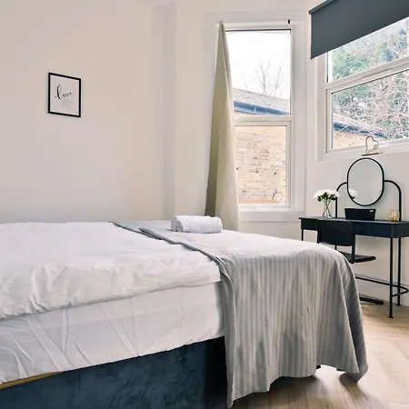 Pool Table High End - 2 Bedroom Flat Apartment London