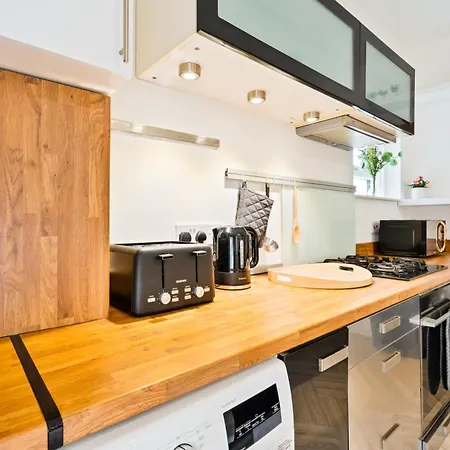 Apartment Pool Table High End - 2 Bedroom Flat London