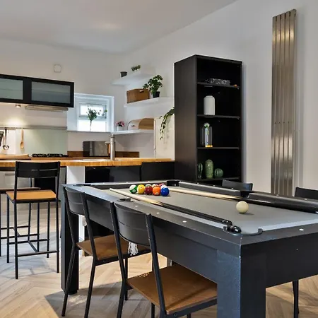 Pool Table High End - 2 Bedroom Flat London