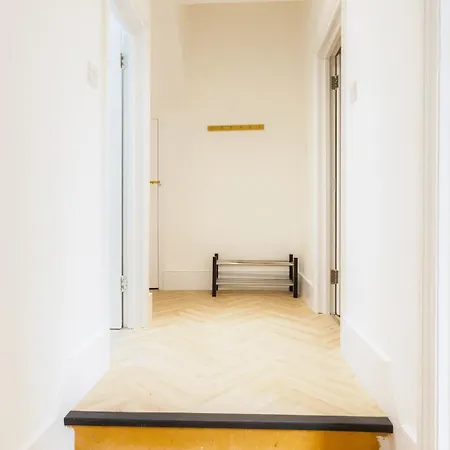 Apartment Pool Table High End - 2 Bedroom Flat London