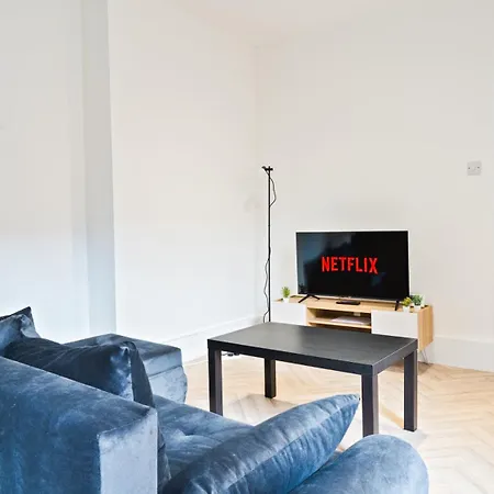 Pool Table High End - 2 Bedroom Flat Apartment London