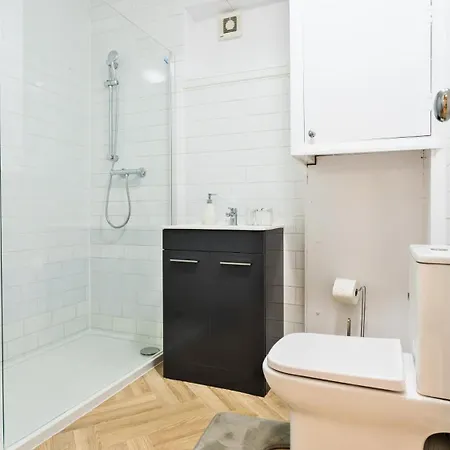 Pool Table High End - 2 Bedroom Flat London
