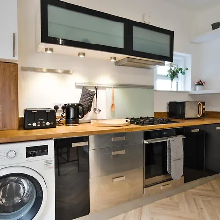 Pool Table High End - 2 Bedroom Flat * London