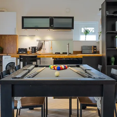 Apartment Pool Table High End - 2 Bedroom Flat *