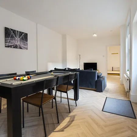 Pool Table High End - 2 Bedroom Flat London