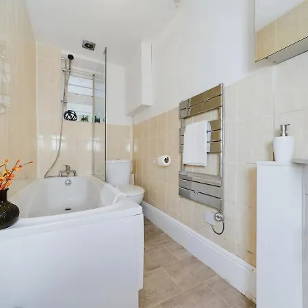 1 Bed West Kensington Apartment *