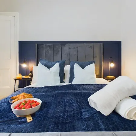 1 Bed West Kensington Apartment *
