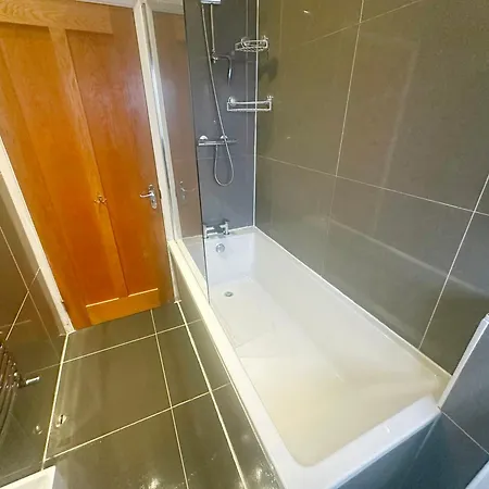 Exquisite Away From Greenford (Greater London)
