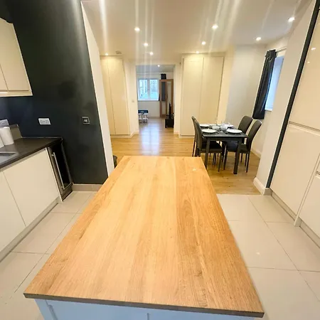 Exquisite Away From Apartment Greenford (Greater London)