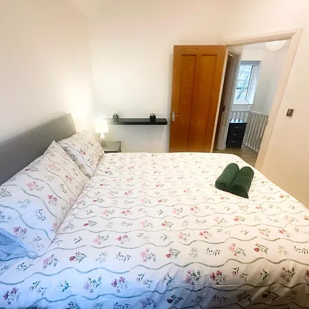 Exquisite Away From * Greenford (Greater London)