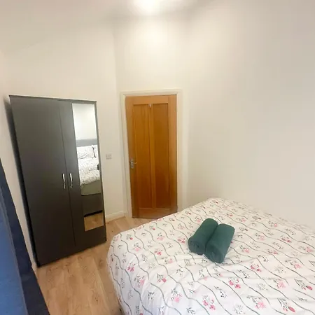 Exquisite Away From * Greenford (Greater London)
