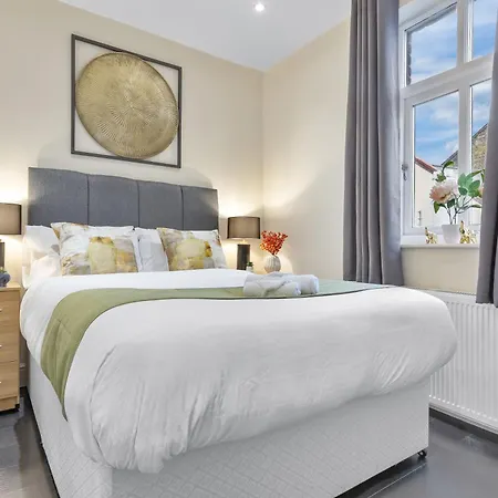 Apartment Urban Chic 1-Bed Flat In A Prime London Spot! Parking Available! Great For Contractors & Families! 20 Percent Off Long Stays! Instant Book! Sleeps 4! *
