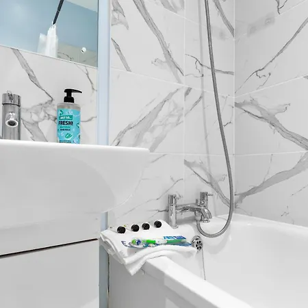 Urban Chic 1-Bed Flat In A Prime London Spot! Parking Available! Great For Contractors & Families! 20 Percent Off Long Stays! Instant Book! Sleeps 4! Apartment Barnet