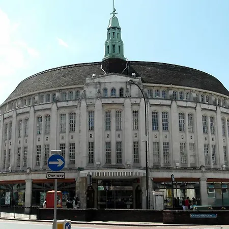 Spacious Modern 1-bedroom In Catford - Excellent Transport Links - Ideal For Long Apartment *