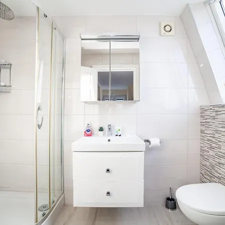Perfect 3 King Bed Flat Near Islington Apartment