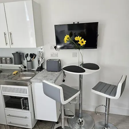 Apartment Compact And Bright Flat West 3a London