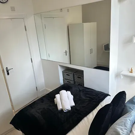 Apartment Compact And Bright Flat West 3a London