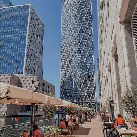 Apartment Large 2 Bedroom Canary Wharf With Great Transport Links London