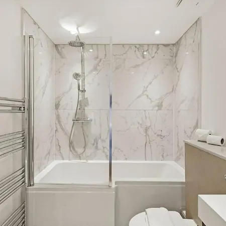Large 2 Bedroom Canary Wharf With Great Transport Links Apartment *