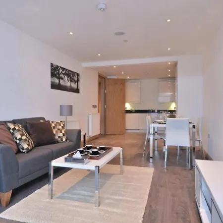 Large 2 Bedroom Canary Wharf With Great Transport Links