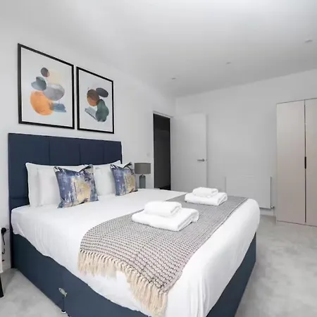 Large 2 Bedroom Canary Wharf With Great Transport Links Apartment