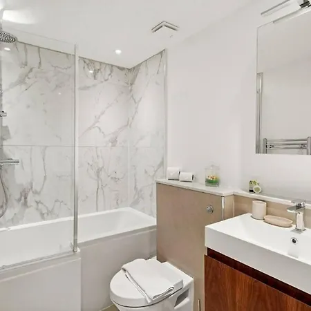 Large 2 Bedroom Canary Wharf With Great Transport Links * London