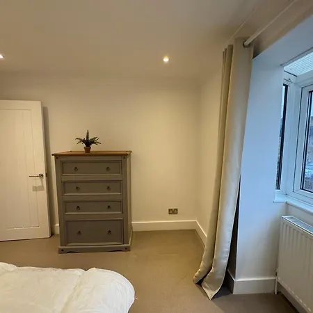 Charming 4bd 6 Mins From Nine Elms Station Holiday home