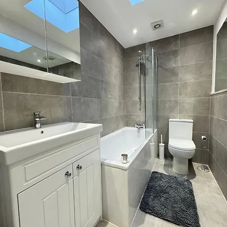 Charming 4bd 6 Mins From Nine Elms Station